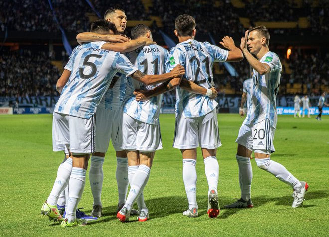 Angel Di Maria proslavlja s soigralci po zmagovitem golu v Montevideu. FOTO: Ernesto Ryan/Reurees
