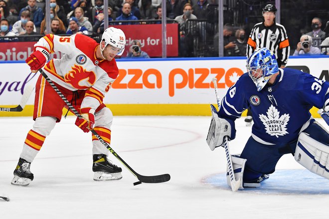 Branilec Calgaryja Noah Hanifin v dvoboju z nekdanjim članom LA Kings Jackom Campbellom v vratih Toronta.&nbsp;FOTO: Gerry Angus/USA&nbsp;Today Sports
