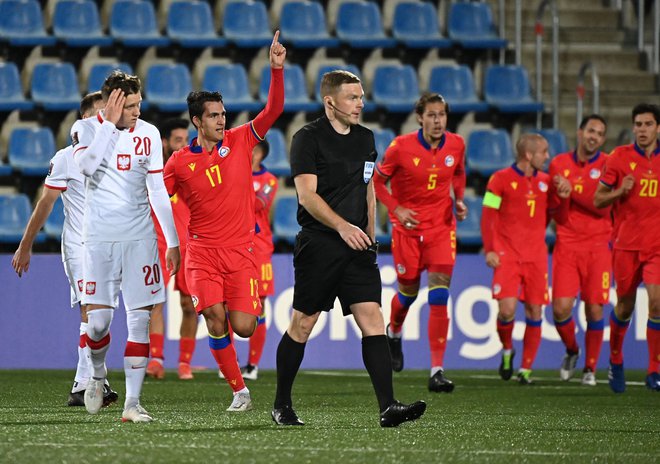 Joan Cervos (drugi z leve)&nbsp;se je s soigralci kljub izključitvi veselil gola v poljski mreži. FOTO:&nbsp;Valentine Chapuis/AFP
