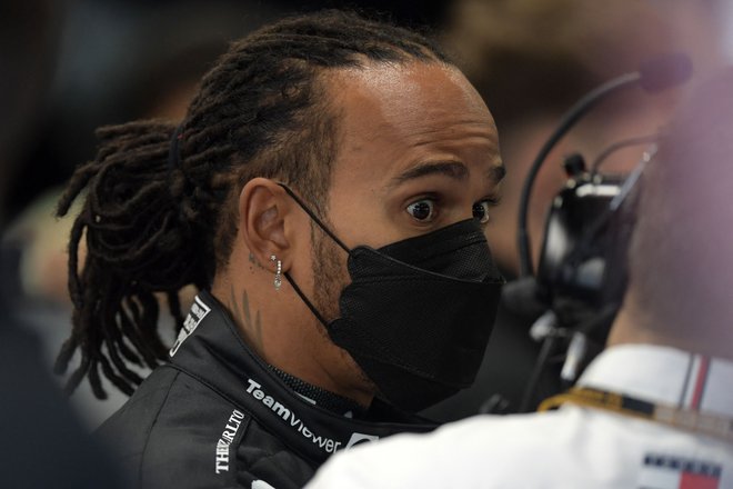 Lewis Hamilton, na fotografiji, ta ne skriva nervoze, in Max Verstappen sta pred odločilnimi dejanji v boju za naslov svetovnega prvaka vse bolj živčna. FOTO: Carl De Souza/AFP
