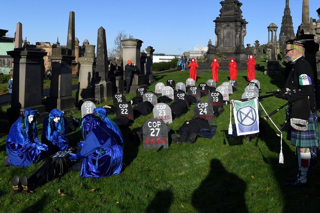 Aktivisti so dogovor &raquo;pokopali&laquo; s simboličnim pogrebom na pokopališču v Glasgowu. FOTO:&nbsp;Paul Ellis/AFP
