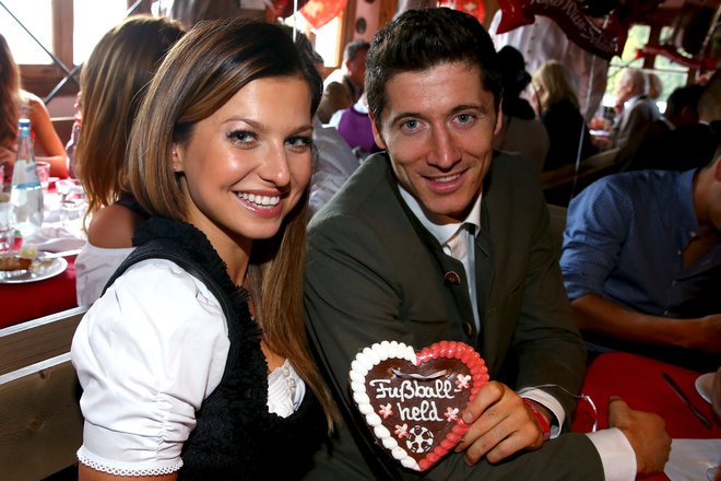 Robert Lewandowski in žena Anna sta bila v Münchnu seveda redna gosta oktoberfesta. FOTO: Alexander Hassenstein/Reuters
