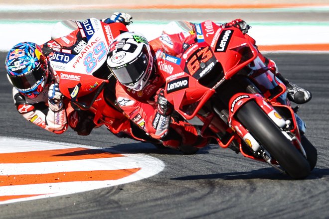 Francesco Bagnaia (63) je dosegel tretjo zmago v sezoni in celotni karieri v razredu motoGP. FOTO: Jose Jordan/AFP
