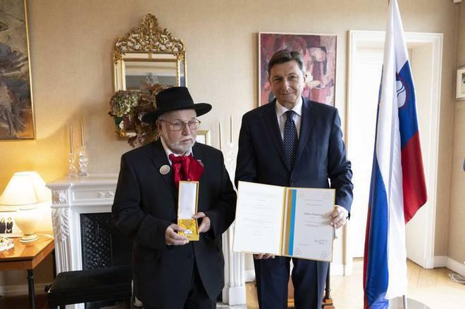 Predsednik republike Borut Pahor je na zadnji dan delovnega obiska v Franciji podelil zlati red za zasluge češko-francoskemu pisatelju Milanu Kunderi. V njegovem imenu je odlikovanje sprejel Evgen Bavčar. FOTO: Matjaž Klemenc
