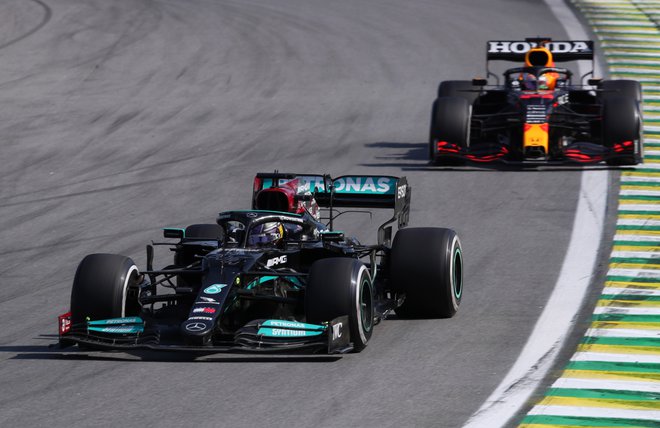 Lewis Hamilton je mojstrsko prehitel Maxa Verstappna. FOTO: Amanda Perobelli/Reuters
