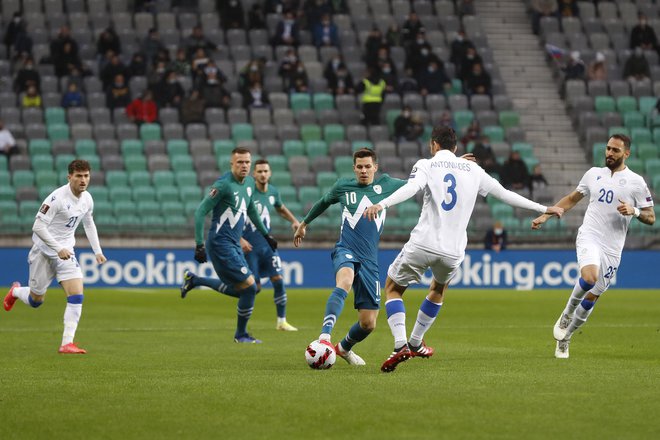 Miha Zajc (s št. 10) je bil najboljši slovenski nogometaš v novembrskem delu kvalifikacij za svetovno prvenstvo v Katarju. FOTO: Leon Vidic
