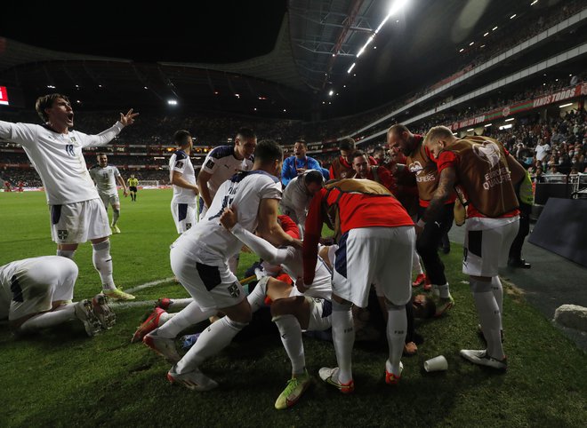 Srbski nogometaši so na štadionu luči v Lizboni res ugasnili luči. FOTO: Pedro Nunes/Reuters
