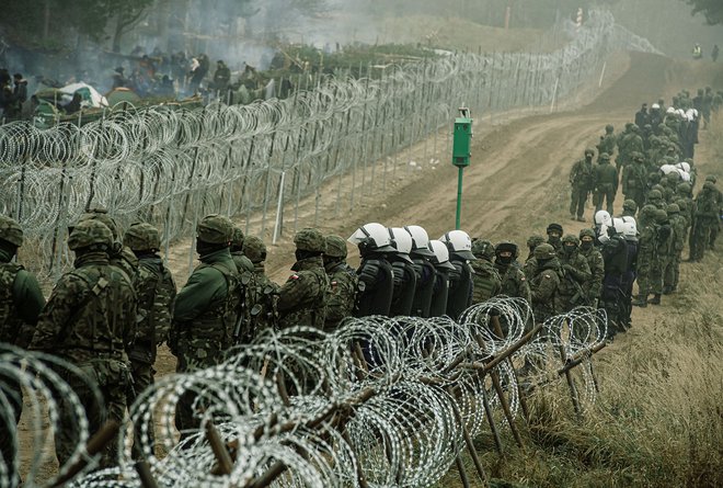 Zunanje ministre EU je še vedno strah zaostrovanja na poljsko-beloruski meji. FOTO: Handout/Reuters

