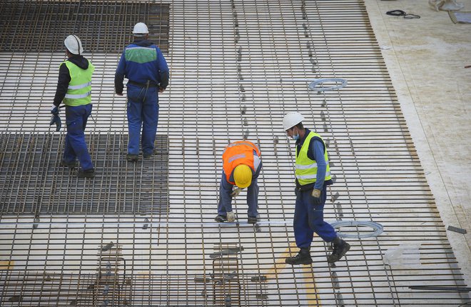 Neutemeljene pritožbe predstavljajo tudi zamude pri izvajanju investicij. Zato gradbeni zakon dviguje upravne in sodne takse.&nbsp; FOTO: Jože Suhadolnik/Delo
