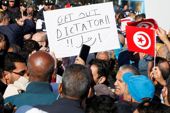 Protesti proti diktaturi v Tunisu Foto Zoubeir Souissi/Reuters

