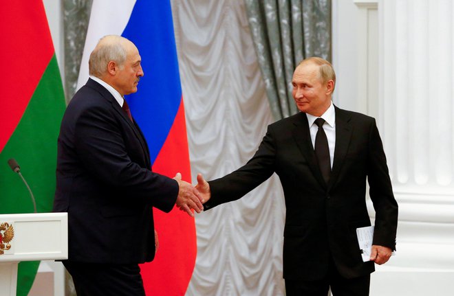 Tudi ruski predsednik Vladimir Putin in njegov beloruski kolega Aleksander Lukašenko instrumentalizacijo begunskega vprašanja uporabljata za utrjevanje avtoritarne politike. Foto Shamil Zhumatov/Reuters
