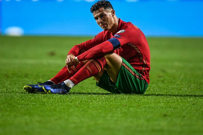 Cristiano Ronaldo je bil najprej jezen, ko je ohladil vročo glavo, je rojakom obljubil preboj na mundial čez dodatne kvalifikacije. FOTO: Patricia De Melo Moreira/AFP
