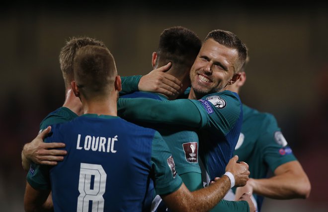 Sandi Lovrić, Benjamin Šeško in Josip Iličić po doseženem golu Slovenije. FOTO: Foto Darrin Zammit Lupi/Reuters
