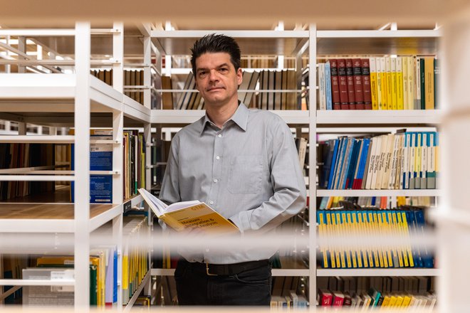 Klasična in konstruktivna matematika sta samo dve majhni točki v ogromnem univerzumu mogočih matematik, poudari profesor Andrej Bauer. FOTO: Črt Piksi
