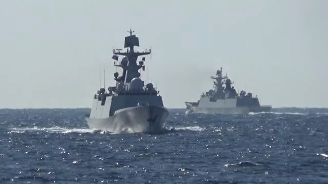 Kitajske in ruske ladje med skupnim patruljiranjem v Tihem oceanu. FOTO: Russian Defence Ministry via Reuters
