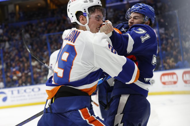 Brock Nelson (levo) in Anthony Cirelli sta tudi s tem vložkom navdušila navijače v dvorani&nbsp;Amalie Arena. FOTO: Kim Klement/USA&nbsp;Today Sports
