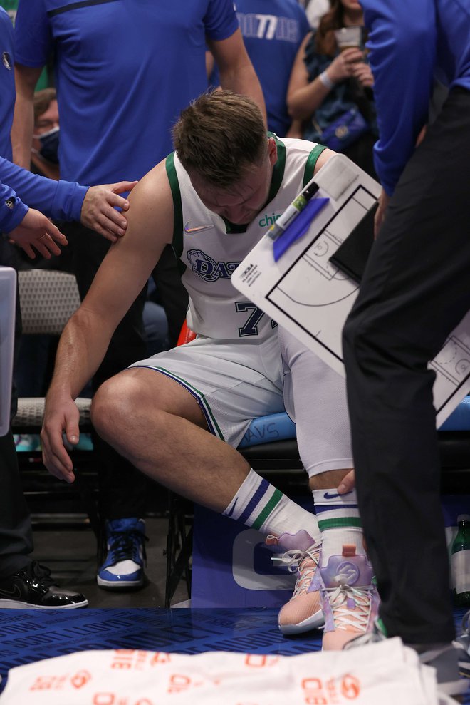 Luka Dončić je dvoboj končal s predčasnim odhodom v slačilnice. FOTO: Tom Pennington/AFP
