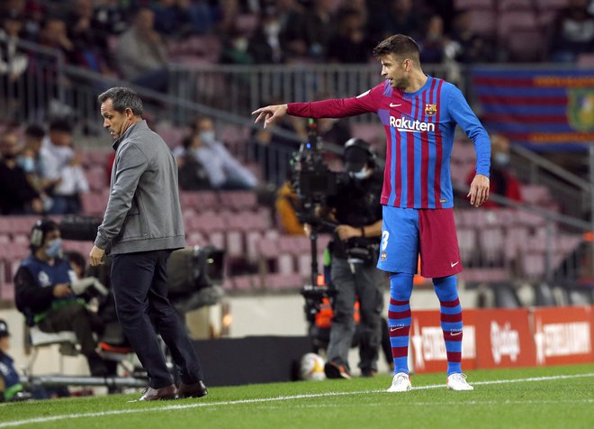 Člansko moštvo in Gerarda Piqueja bo iz rok začasnega trenerja Sergija Barjuana (oba na fotografiji) prevzel dolgoletni vezist in Piquejev soigralec&nbsp;Xavi Hernandez. FOTO: Albert Gea/Reuters
