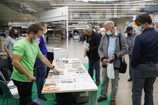 Ko gre za preprečevanje širjenja virusa, upoštevanje ukrepov, kot sta umivanje rok in nošenje maske, so razlike v stališčih in dejanjih med starostnimi skupinami minimalne. FOTO:&nbsp;Leon Vidic/Delo
