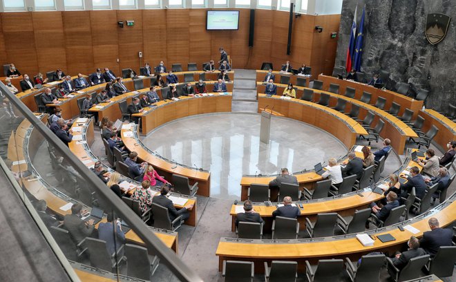 Proračunska razprava v parlamentu je letos še posebej ostra, na glasovanju ta teden pa presenečenj ni pričakovati. Foto: Blaž Samec
