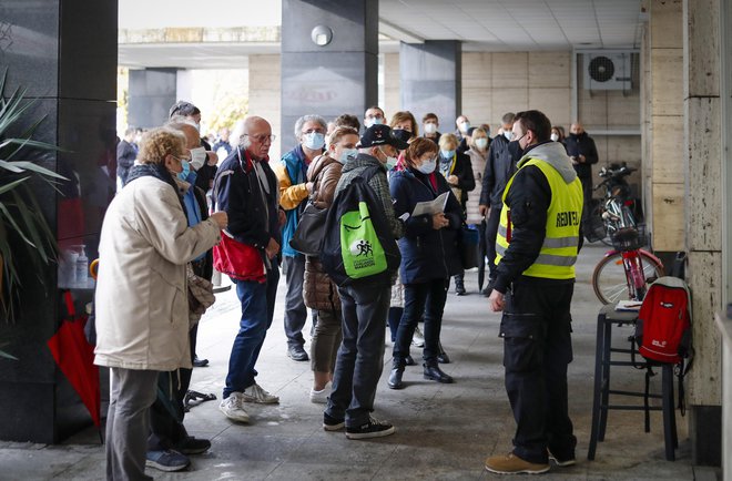 Čedalje več ljudi je pripravljenih zavihati rokav. Stroka je prepričana, da bi zdaj imeli precej boljše razmere, če bi to naredili poleti. FOTO:&nbsp;Matej Družnik/Delo
