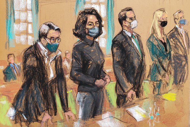 Z novo, daljšo pričesko, če je soditi po risbah s sodišča, se je tesna prijateljica pokojnega pedofila Jeffreyja Epsteina Ghislaine Maxwell danes pojavila na izbiranju porote. FOTO: Jane Rosenberg/Reuters
