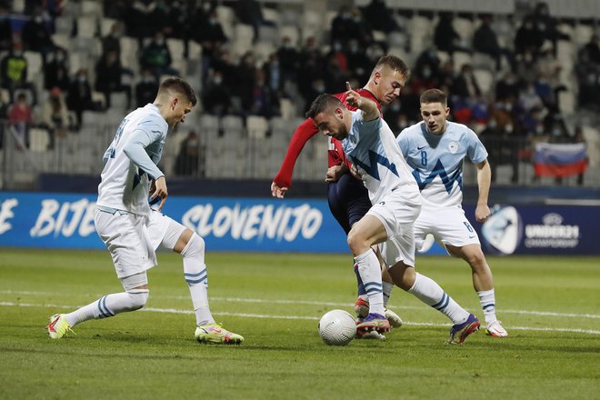 Napadalni trojček Denis Žugelj, Aljoša Matko in Tamar Svetlin (desno) je bil zelo aktiven in je tekmecem povzročal veliko težav, toda zmanjkalo je zadnja podaja ali strel. Foto Leon Vidic/delo
