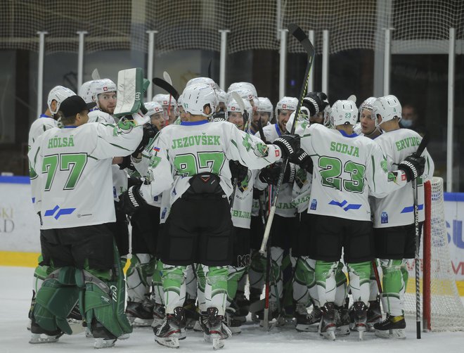 Olimpijini hokejisti so se razveselili novih pomembnih točk. FOTO: Jože Suhadolnik/Delo
