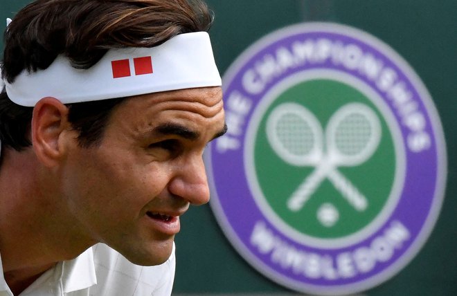 Roger Federer med zadnjim nastopom v Wimbledonu, kjer ga je prepričljivo ugnal Poljak Hubert Hurkacz. FOTO: Toby Melville/Reuters
