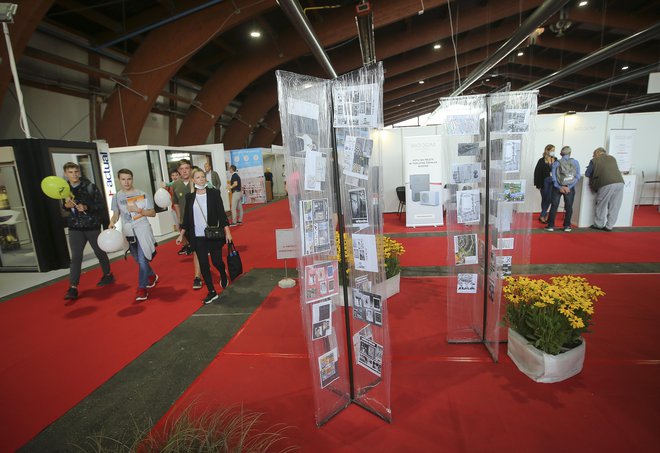 Obisk sejmov in srečanj hromi tudi strah pred okužbo. FOTO: Jože Suhadolnik/Delo
