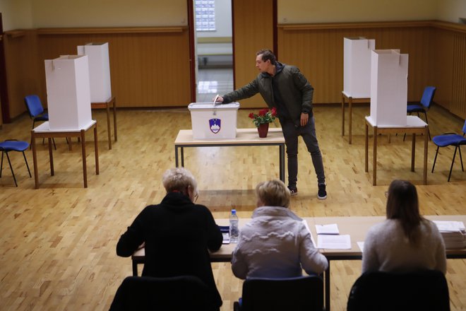 Za drugi krog predsedniških volitev je treba plačati predvsem 18.000 ljudem, ki delujejo v volilnih odborih, njihova dnevna postavka pa je 57 evrov. FOTO: Leon Vidic/Delo
