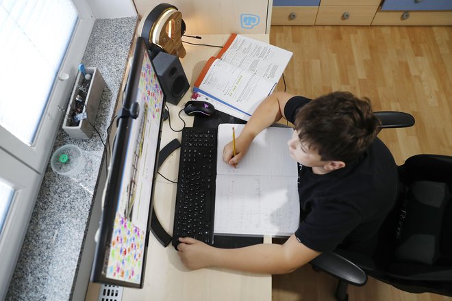 Šola na daljavo za netestirane bo drugačna kot je bila lani. Brez videokonferenc in le s poslanimi gradivi. FOTO: Leon Vidic/Delo
