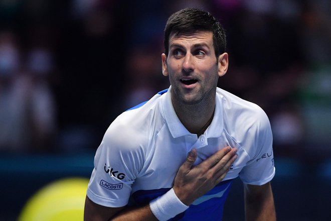 Novak Đoković se je po zmagi klanjal občinstvu. FOTO: Marco Bertorello/AFP
