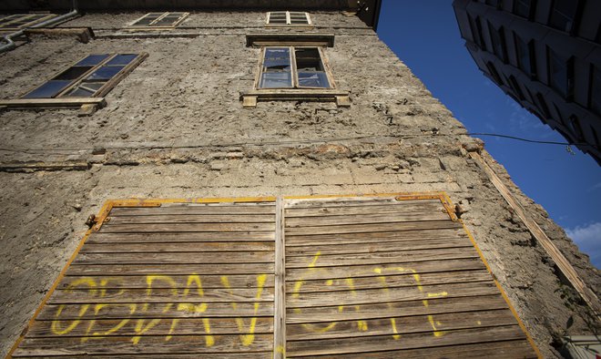 Cene nepremičnin so poskočile ob ponovni oživitvi trga. Panoga je bila namreč pozimi zaprta zaradi ukrepov, zato je bilo manj tudi transakcij. FOTO: Jože Suhadolnik/Delo
