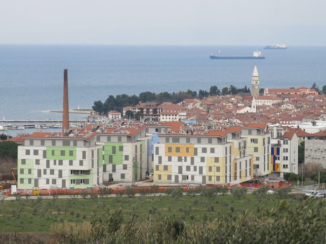 Izolska občina si je v Livadah obetala širitev družbeno koristnih vsebin, a ni mogla tekmovati z zasebnimi investitorji FOTO: Boris Šuligoj/Delo
