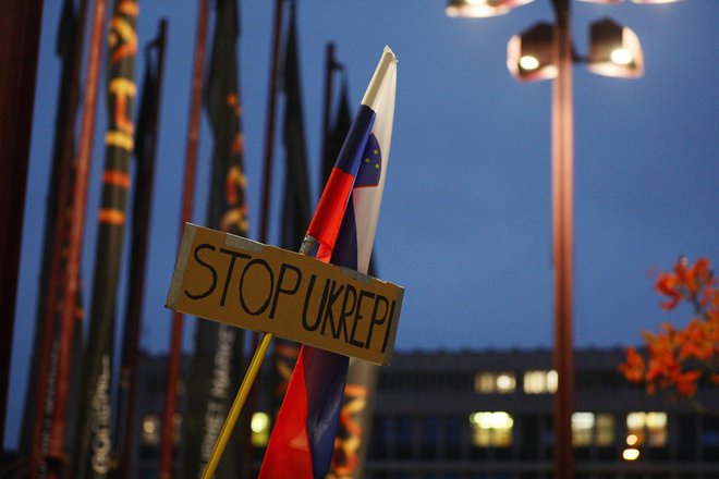 Sredini protestniki nasprotujejo ukrepom za zajezitev epidemije. FOTO: Črt Piksi/Delo
