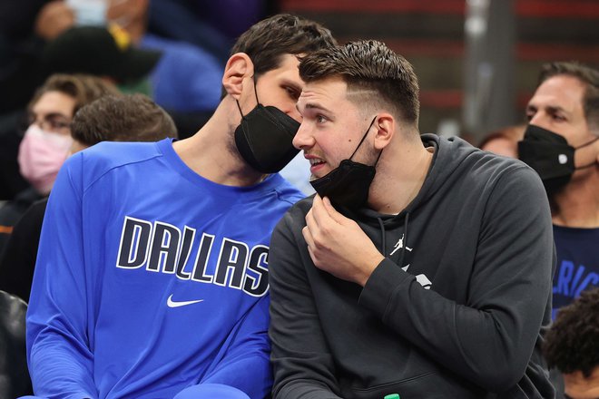 Luka Dončić je bil sinoči največji navijač Dallasa v Phoenixu. FOTO: Christian Petersen/AFP
