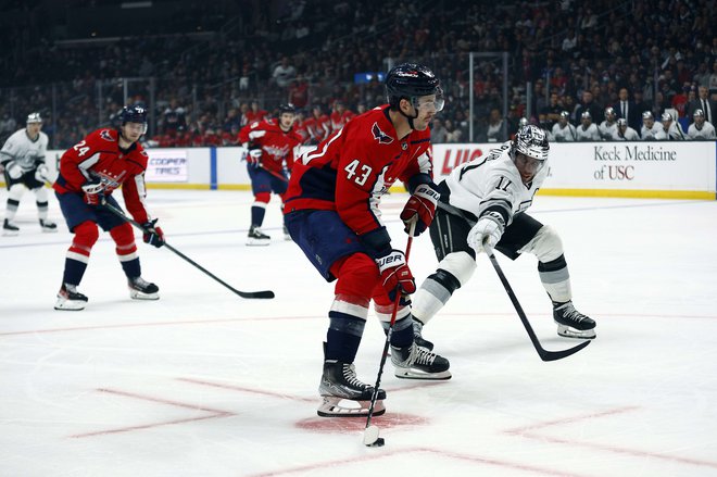 Tom Wilson in Anže Kopitar (desno) med obračunom v dvorani Staples Center, ki je nedavno dobila novega pokrovitelja in se bo 25. decembra preimenovala&nbsp;Crypto.com Areno. FOTO:&nbsp;Ronald Martinez/AFP
