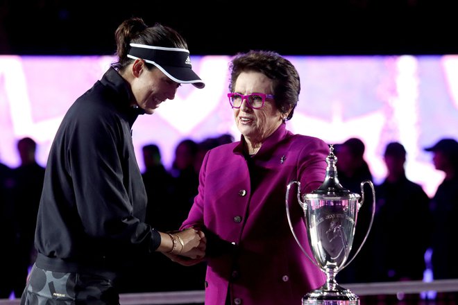 Pokal je zmagovalki podelila ameriška in svetovna teniška legenda&nbsp;Billie Jean King. FOTO: Ulises Ruiz/AFP
