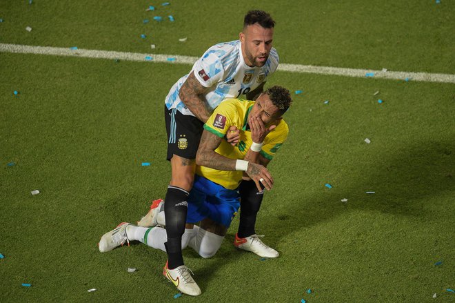 Odziv Raphinhe po grdem prekršku Nicolasa Otamendija (oba na fotografiji) so v Braziliji znali ceniti, zvezdniku Leeds Uniteda pa bi lahko zaploskali tudi Argentinci in vsi privrženci športa po svetu. FOTO: Andres Larrovere/AFP
