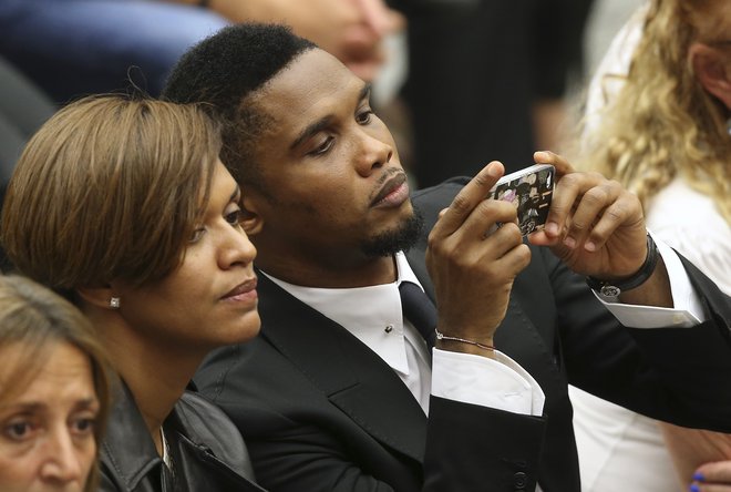 Samuel Eto&#39;o z ženo med obiskom svetega sedeža v Vatikanu leta 2014. FOTO: Alessandro Bianchi/Reuters
