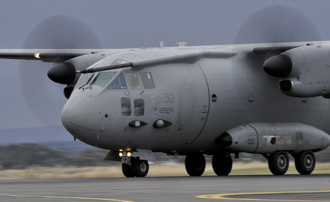 Italijansko transportno letalo C-27J spartan (na sliki je letalo avstralske vojske) bo Slovenski vojski odneslo številne skrbi glede prevozov tovora in vojakov na večje razdalje, kadrovskih glavobolov pa spartan ne bo odpravil. FOTO: Paul Crock/AFP
