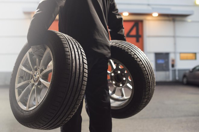 Če se boste po nove pnevmatike odpravili na najbližji Petrolov bencinski servis, v vulkanizerske delavnice TipStop Vianor ali v spletno trgovino Petrol eShop, boste za svoj denar dobili več.FOTO: Petrol
