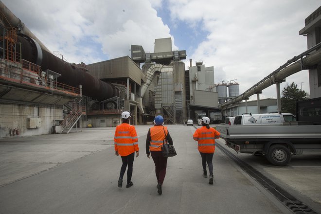 Vodovodni sistem, ki oskrbuje Anhovo, trenutno prečka tudi industrijsko cono. FOTO:: Jure Eržen/Delo
