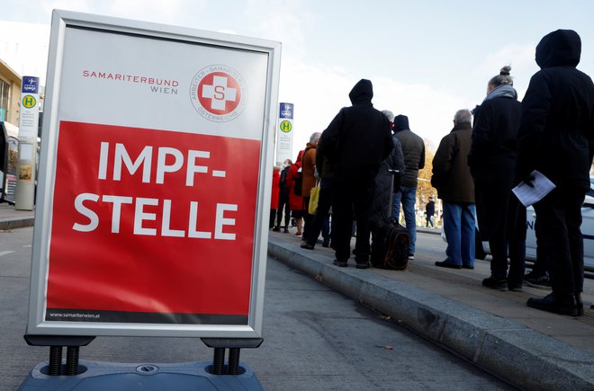 Vrsta za cepljenje danes na Dunaju. FOTO: Leonhard Foeger/Reuters
