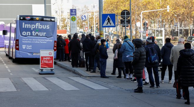 Čakanje na cepljenje na Dunaju po objavi, da necepljene čaka »lock down«. FOTO: Leonhard Foeger/Reuters
