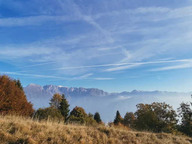 Na Kolovratu boste ujeli čudovite razglede, ki se odpirajo na nekdanje bojišče soške fronte, od Kaninskega, Krnskega pogorja do Furlanske nižine in Jadranskega morja.&nbsp;FOTO: Anja Intihar/Delo
