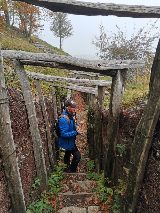 Na grebenu Kolovrata (1115 m), ki povezuje italijansko Benečijo z dolino Soče, je med 1. svetovno vojno potekala tretja obrambna črta italijanske vojske. FOTO: Anja Intihar/Delo
