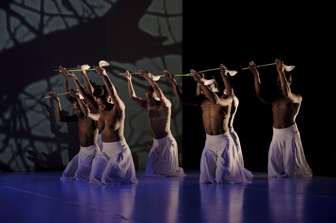 Ples je za korepgrafinjo zavzemanje stališča, izkazovanje odgovornosti, ki ga umetnik ima do sveta. Prizor iz predstave Žrtvovanje. FOTO: John Hogg

