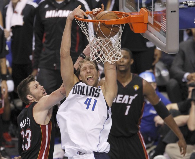 Dirk Nowitzki je z nekaj izjemnimi predstavami v finalu 2011 ugnal Miami Heat z Mikom Millerjem (levo) in&nbsp;Chrisom Boshem. FOTO: Tim Sharp/Reuters
